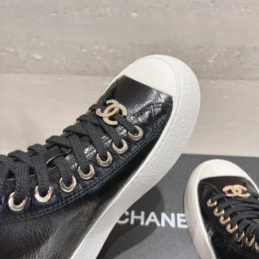 👟👟Ex-factory price 480👟👟 (top version) Chanel Chanel 24 latest model full leather panda color white shoes casual sports shoes skateboard shoes original purchase and development production Xiaoxiang C Home Another super popular item in the counter, loved by Internet celebrity bloggers and sisters, and various praises on social platforms. It is very popular, has a high texture, is breathable and super spring and summer. Seeing this issue always arouses the inner desire of girls for fashion. The latest suede material, classic black and white color, full of fashionable feeling on the feet, easy to care for. Fabric: Original customized imported cowhide material. Lining: Customized soft sheepskin lining. Sole: Original molded TPU non-slip outsole. Bottom thickness: 2.5CM. Size: Women's size 35-40 (custom-made sizes 40 are non-refundable)